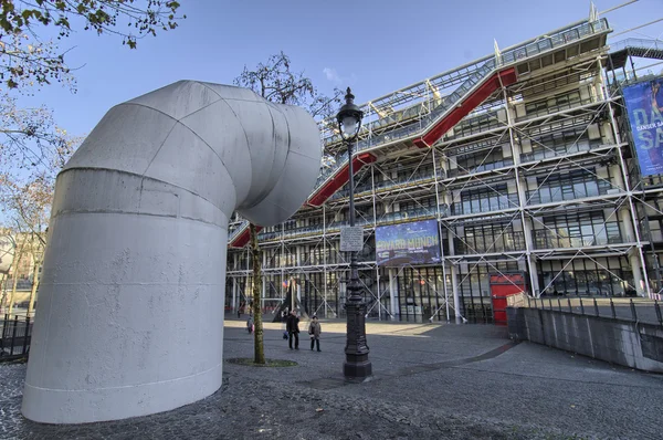 PARÍS, 18 NOV: paseo frente al Centro Pompidou, noviembre —  Fotos de Stock