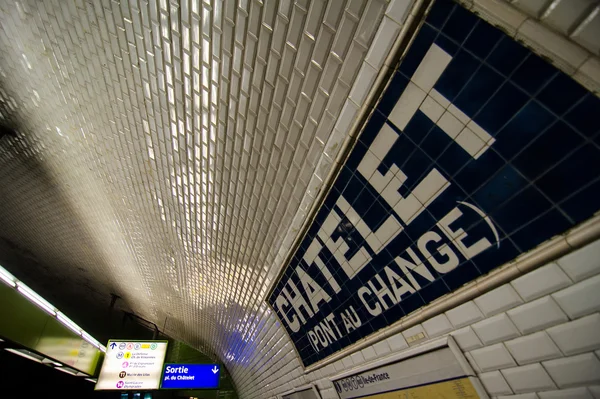 Metro İstasyonu işaretleri, iç görünüm — Stok fotoğraf