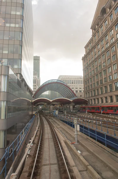 Edificios de oficinas y rascacielos en Canary Wharf, dist financiero —  Fotos de Stock