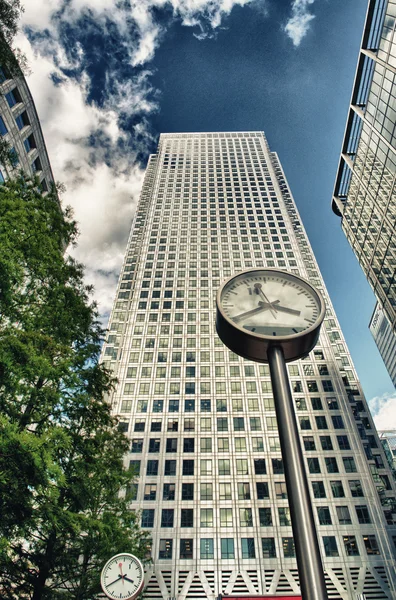 Canary wharf financiële wijk gebouwen in Londen. — Stockfoto