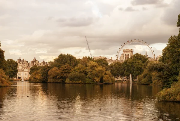 St. James's Park a Westminster in una nuvolosa giornata autunnale - Londra — Foto Stock
