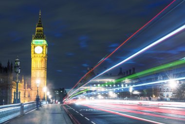 Kule Köprüsü, Londra, İngiltere'de trafik ve kırmızı taşıma ile gece