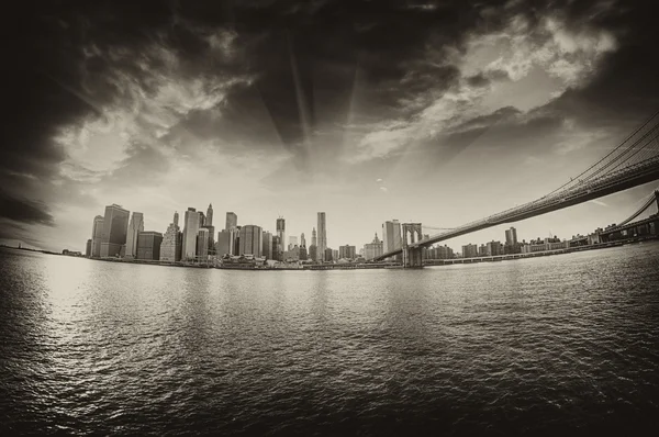Vista espetacular da ponte de Brooklyn da costa de Brooklyn em winte — Fotografia de Stock