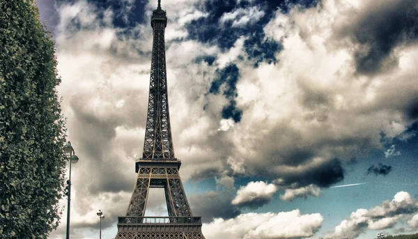 Vista al suelo de la Torre Eiffel, París, Francia — Foto de Stock