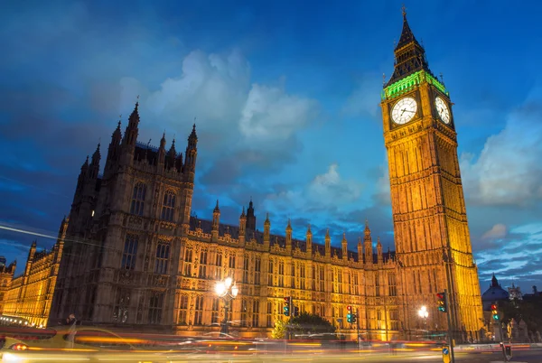 Big Ben y la Cámara del Parlamento al atardecer desde Westminster Bridge — Foto de Stock