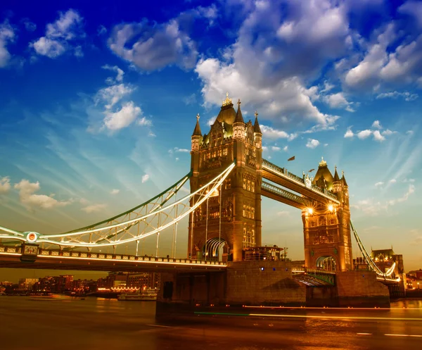 Wunderschöne Sonnenuntergangsfarben über der berühmten Tower Bridge in London — Stockfoto