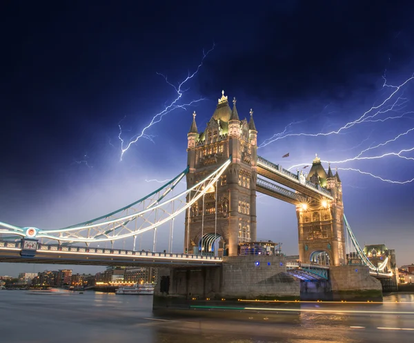 Pięknej nocy światła i kolory w tower bridge w Londynie — Zdjęcie stockowe