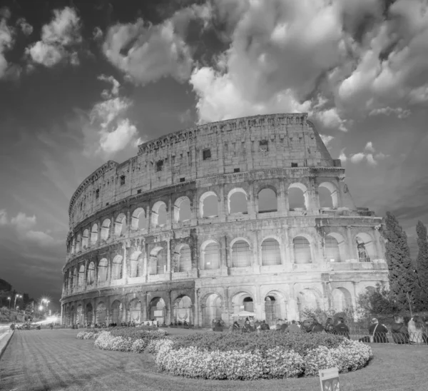 Dramatischer Himmel über dem Kolosseum in Rom. Nachtansicht von Flavian amph — Stockfoto