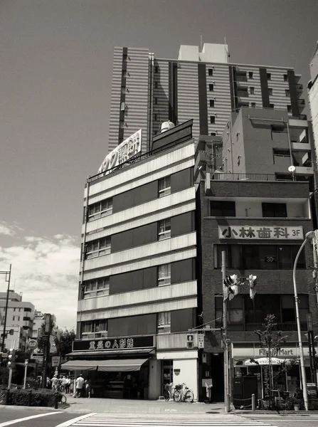 Arkitektonisk detalj i Tokyo, svartvitt vy — Stockfoto