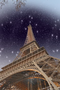 Eyfel Kulesi üzerinde harika gökyüzünü renkler. La tour eiffel paris