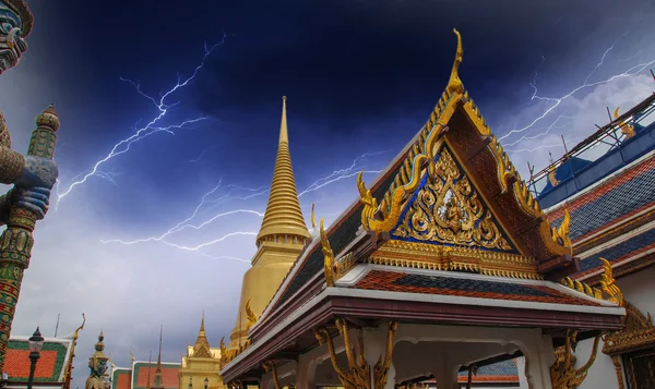 Tailândia. Cores bonitas do famoso templo de Bangkok - Wat Pho — Fotografia de Stock