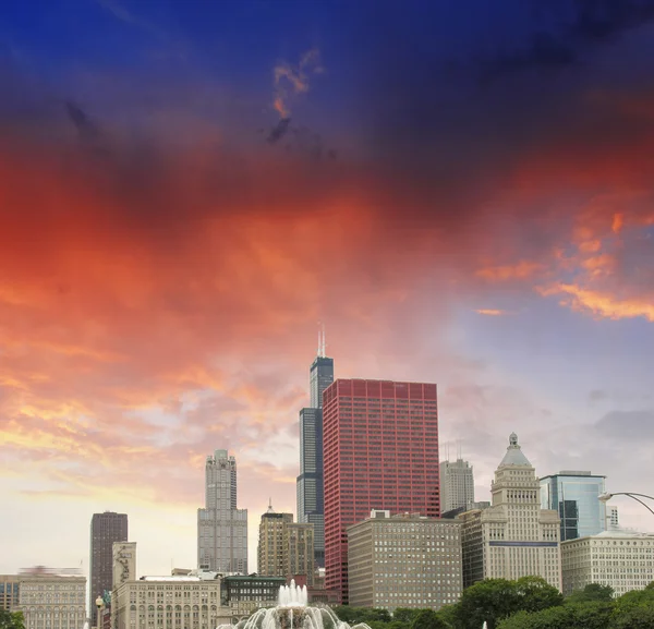 Chicago, Illinois. Maravilhosas cores do céu sobre arranha-céus da cidade — Fotografia de Stock