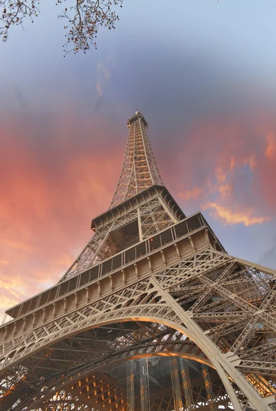 Barvy krásné nebe nad Eiffelova věž. La Eiffelova věž v Paříži — Stock fotografie
