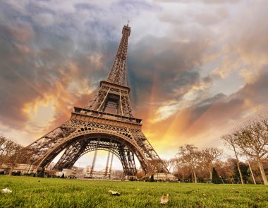 Eyfel Kulesi ve paris gökyüzü güzel renkler