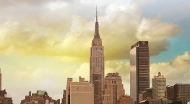 manhattan gökdelen gökyüzü güzel renk ile harika manzarasını