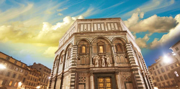 Beautiful view of Florence Baptistery in Piazza del Duomo — Stock Photo, Image