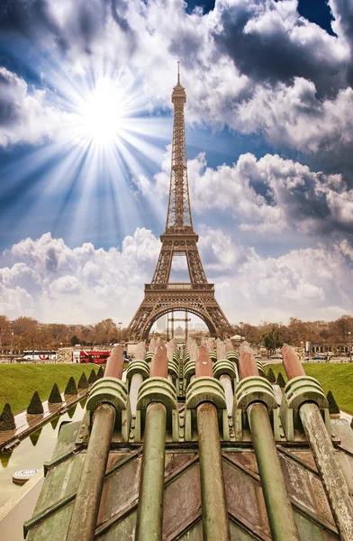 Parijs. prachtig uitzicht op de Eiffeltoren op een koude ochtend in december — Stockfoto