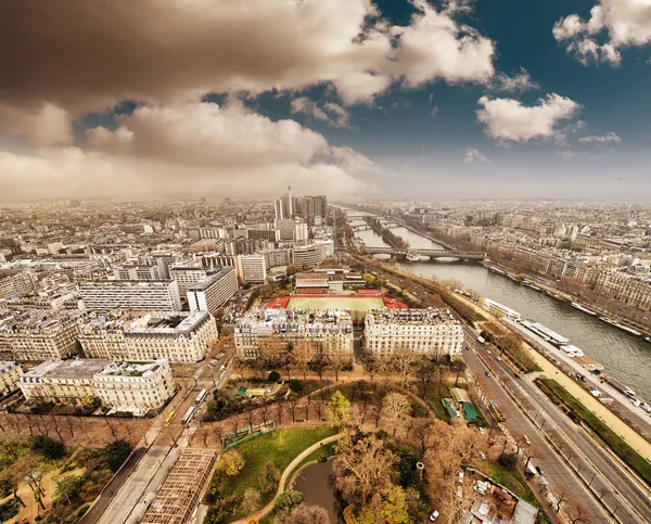 Maravillosa vista aérea de París desde lo alto de la Torre Eiffel —  Fotos de Stock