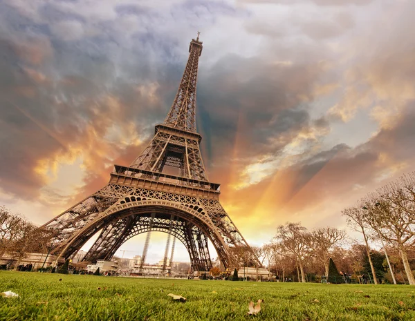 Hermosos colores de la Torre Eiffel y el cielo de París —  Fotos de Stock