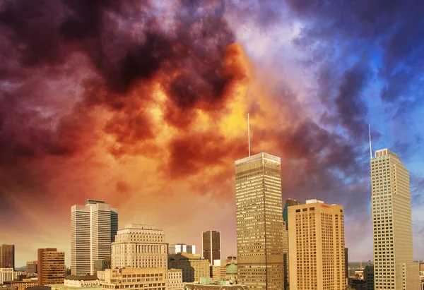 Skyline di Montreal con bellissimi colori del cielo - Canada — Foto Stock
