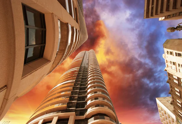 Underbar uppåtgående utsikt över toronto moderna byggnader och skyskrapan — Stockfoto