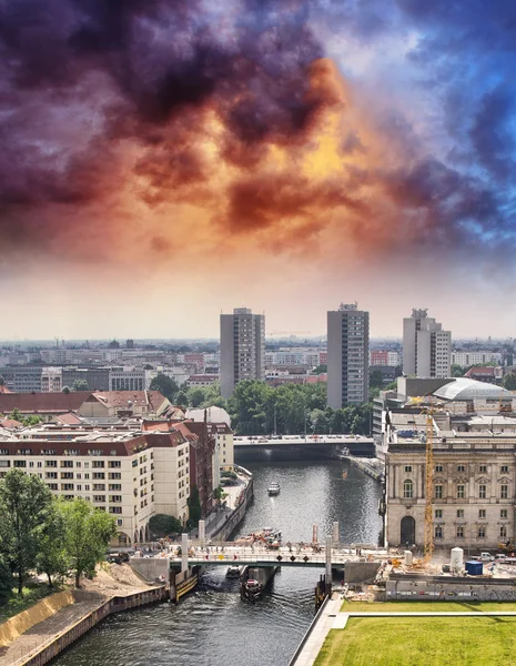 Luchtfoto van Berlijn en spree rivier in een mooie zomerdag — Stockfoto