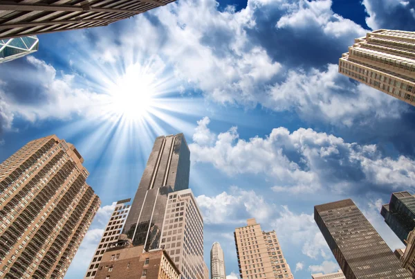 New York City. wunderbarer Blick nach oben auf manhattan Wolkenkratzer — Stockfoto