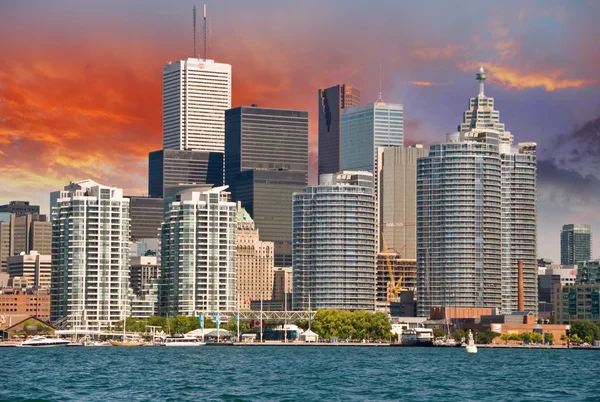 Toronto. prachtig uitzicht op de skyline van de stad van lake ontario — Stockfoto