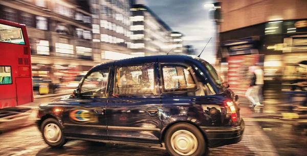 Картинка движения чёрного такси на главном перекрёстке — стоковое фото
