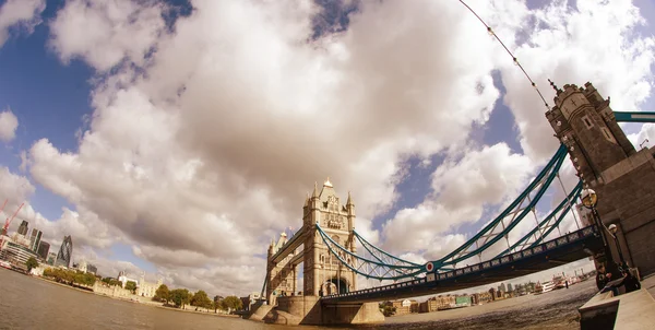 Potężne struktury tower bridge w Londynie — Zdjęcie stockowe