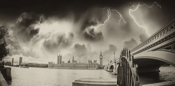 Schöne Weitwinkelaufnahme der Westminster Bridge — Stockfoto