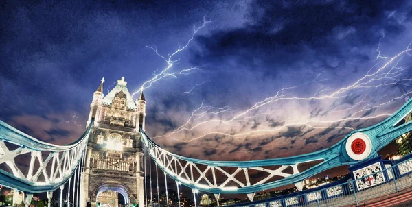 Kleuren van de nacht van tower bridge - Londen — Stockfoto