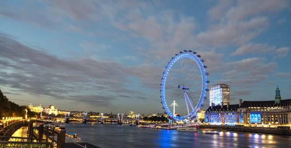 Panoramę Londynu o zmierzchu z Mostu Westminsterskiego — Zdjęcie stockowe