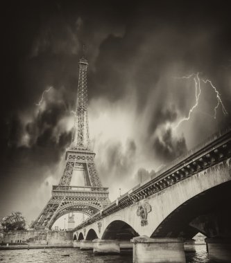 Eyfel Kulesi Paris yukarıda fırtına