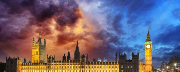 Big Ben'e ve thames Nehri Parlamento'da evi — Stok fotoğraf