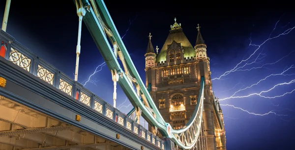 Storm over toren brug bij nacht - Londen — Stockfoto