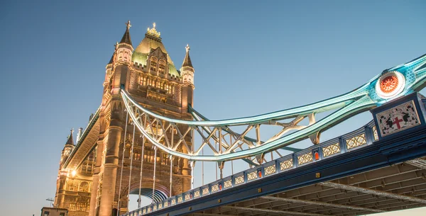 Wspaniałe kolory i oświetlenie mostu tower bridge o zmierzchu - Londyn — Zdjęcie stockowe