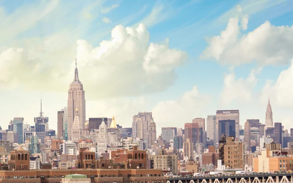 NEW YORK CITY - MARCH 12: The Empire State Building and Chrysler — Stock Photo, Image