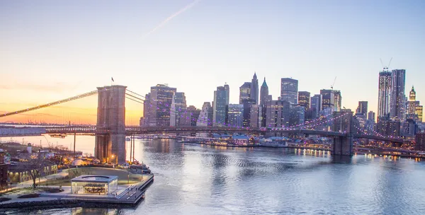 Bridge in new york city bij zonsondergang, manhattan — Stockfoto