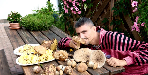 Человек, нюхающий грибы Болетуса — стоковое фото