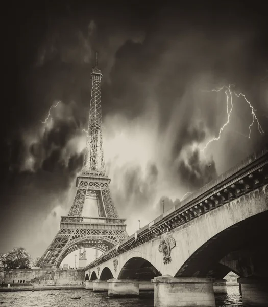 Burza nad Wieża Eiffla w Paryżu — Zdjęcie stockowe