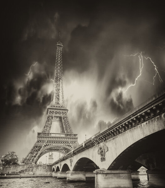 Шторм над Эйфелевой башней в Париже
