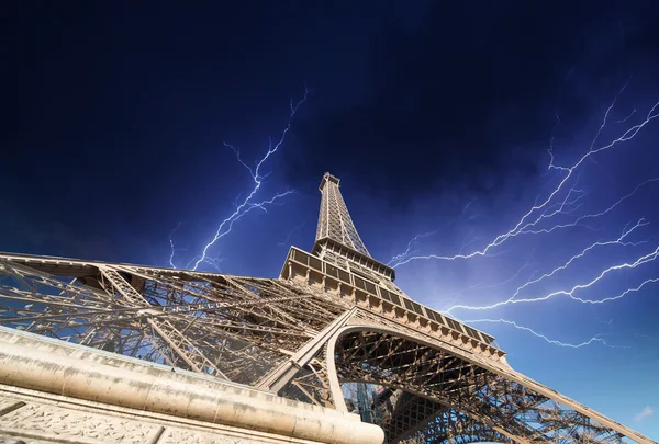 Paris - Tour Eiffel. Un orage approche de la ville — Photo