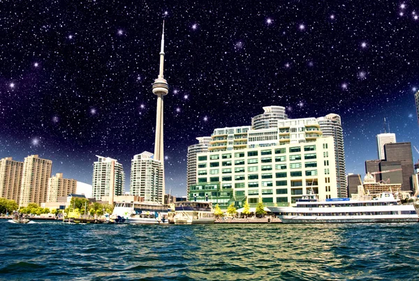 Hermoso horizonte nocturno de Toronto desde el lago Ontario - Canadá —  Fotos de Stock