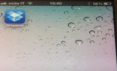 Pisa, İtalya - Kasım 18: dropbox simgesi bir telefon ekranında, 1 Kasım
