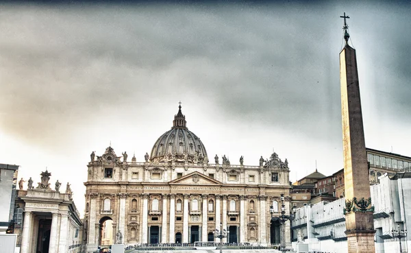 Uitzicht vanaf de Saint Peter's Square op de Pauselijke Basiliek van Sain — Stockfoto