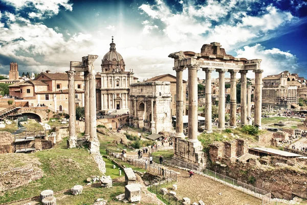 Puesta del sol sobre las ruinas antiguas de Roma - Foro Imperial —  Fotos de Stock