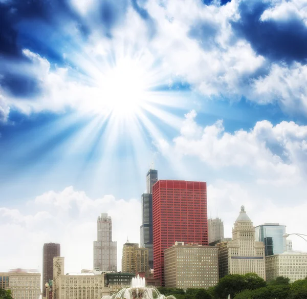 Chicago, illinois. prachtige hemel kleuren over stad wolkenkrabbers — Stockfoto