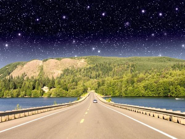 Beautiful road on the lake with night colors — Stock Photo, Image