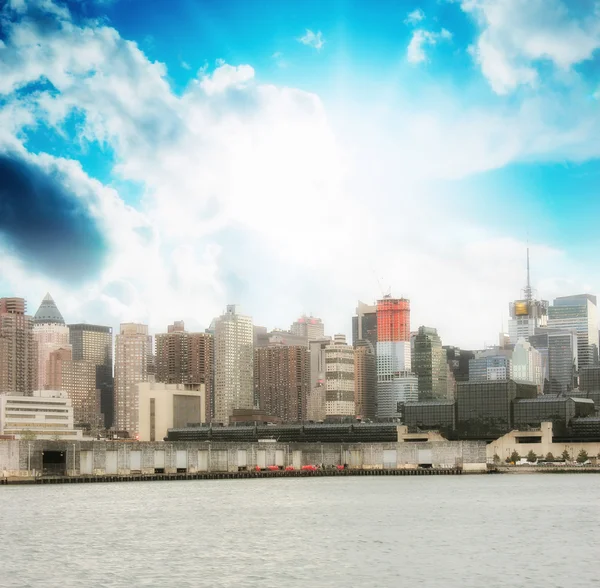 Manhattan. Belles couleurs du ciel sur les gratte-ciel de New York , — Photo